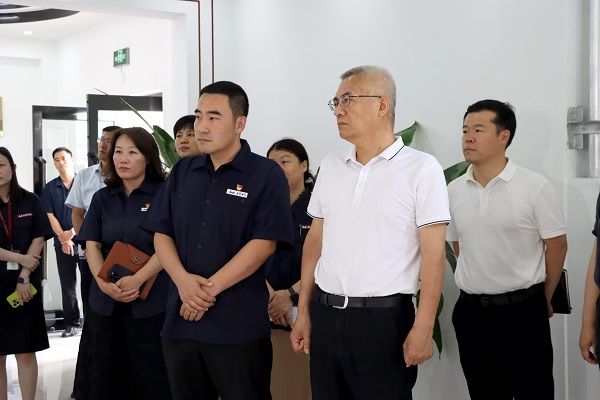 东丽区委书记贾堤一行走进YH533388银河集团调研企业稳定就业工作